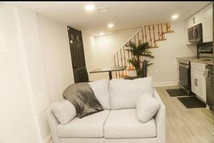 Dapur atau dapur kecil di 1 Bed 1 Bath Suite +2 gambar
