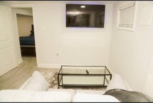 sala de estar con sofá y mesa de centro de cristal en 1 Bed 1 Bath Suite, en Washington