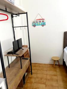 Habitación con espejo y mesa con ordenador. en Apartamento Messi Assú Praia dos Milionários en São Vicente