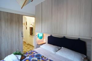 een slaapkamer met een groot bed met een houten hoofdeinde bij All'ombra degli Ulivi by BarbarHouse in Latiano