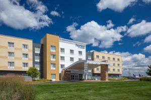 een weergave van de voorkant van een hotel bij Fairfield Inn & Suites by Marriott Columbus Airport in Columbus