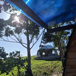 een blauw dak op een joert in een veld bij Aldeia Ananda Imbituba in Imbituba