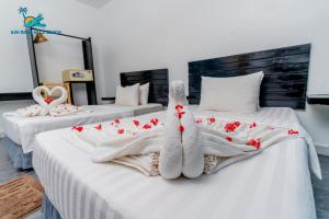 um quarto com 2 camas e toalhas em Koh Rong Hill Beach Resort em Koh Rong