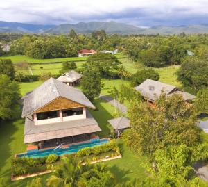 een luchtzicht op een huis met een dak bij Chalala Tropical Garden and Villas in Ban Pa Lan