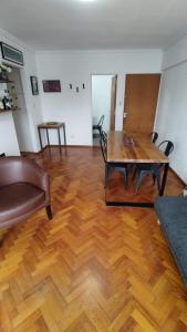 布宜諾斯艾利斯的住宿－Cozy apartment in Palermo - La Rural，客厅配有木桌和沙发