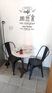 Una mesa y dos sillas en una habitación con una mesa y dos tazas en Cozy apartment in Palermo - La Rural en Buenos Aires