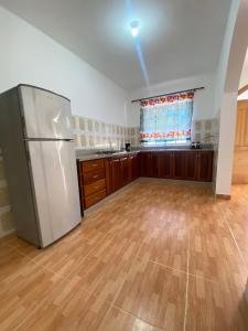 een lege keuken met een koelkast en een raam bij Perfecto para Descansar y Desconectarse Villa Zapata - Apartamentos Turísticos in San Cristóbal