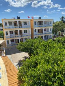 a large white building with a lot of windows at Perfecto para Descansar y Desconectarse Villa Zapata - Apartamentos Turísticos in San Cristóbal