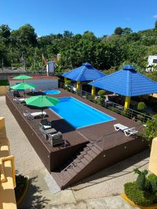 an overhead view of a swimming pool with umbrellas at Perfecto para Descansar y Desconectarse Villa Zapata - Apartamentos Turísticos in San Cristóbal