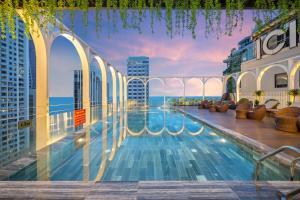 Sundlaugin á Golden Lotus Luxury Hotel Danang eða í nágrenninu