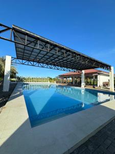 uma grande piscina com uma ponte sobre ela em North Stellar Hotel and Events-Place em Batac