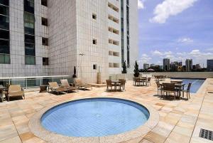 a swimming pool on the roof of a building at BSB STAY TORRE - FLATS PARTICULARES - SHN in Brasilia