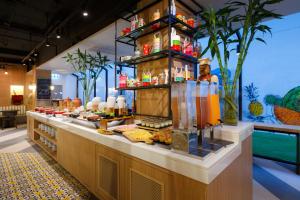 uma linha de buffet com comida em exposição num restaurante em Tinidee Trendy Bangkok Khaosan em Bangkok