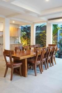 - une salle à manger avec une table et des chaises en bois dans l'établissement No303, à Bandung