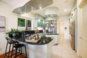 Virtuvė arba virtuvėlė apgyvendinimo įstaigoje Extravagant waterfront home!
