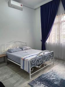 - une chambre avec un lit et une fenêtre avec des rideaux dans l'établissement Casa tiga homestay besut, à Kampung Kuala Besut