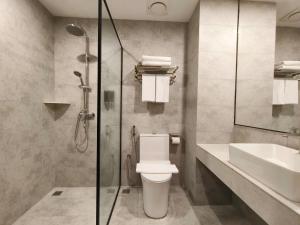 Koupelna v ubytování ZOOM HOTEL