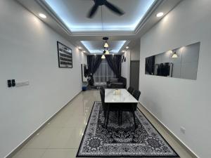 a dining room with a table and a ceiling fan at TZ’s Homestay Seremban in Seremban