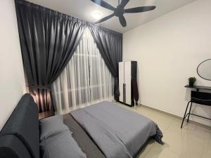 Schlafzimmer mit einem Bett und einem Deckenventilator in der Unterkunft TZ’s Homestay Seremban in Seremban
