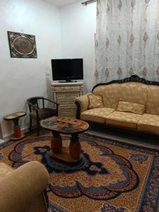 - un salon avec un canapé et une table dans l'établissement Traveler's house, à Jerash
