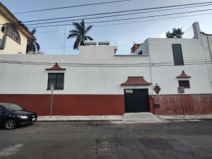 een gebouw waar een auto voor geparkeerd staat bij Home Sweet Home in Cuernavaca