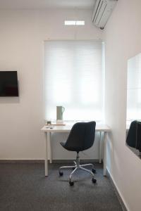萬隆的住宿－No303，办公室,带桌椅和窗户