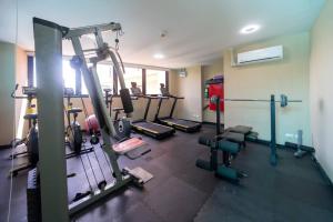Pusat kecergasan dan/atau kemudahan kecergasan di Mai Khao Beach Condo Hotel by VillaCarte