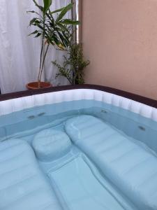 - une baignoire avec 2 oreillers dans l'établissement B&B Roomantic & Piscina Idromassaggio, à Cefalù