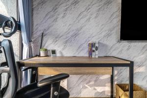 una scrivania con un computer sopra di High Floor New Bldg 4B2bLDK Ximending, Stunning Views • 高層新樓 4房2衛 西門町 美景 a Taipei