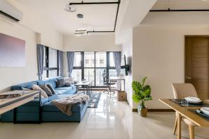 Area soggiorno di High Floor New Bldg 4B2bLDK Ximending, Stunning Views • 高層新樓 4房2衛 西門町 美景