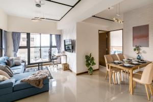 Area soggiorno di High Floor New Bldg 4B2bLDK Ximending, Stunning Views • 高層新樓 4房2衛 西門町 美景