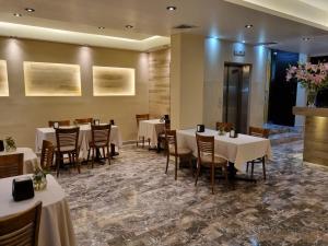 Hotel Cristal tesisinde bir restoran veya yemek mekanı