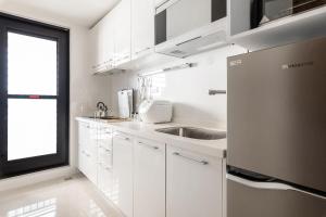 Cucina o angolo cottura di High Floor New Bldg 4B2bLDK Ximending, Stunning Views • 高層新樓 4房2衛 西門町 美景