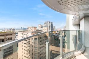 Balcone o terrazza di High Floor New Bldg 4B2bLDK Ximending, Stunning Views • 高層新樓 4房2衛 西門町 美景