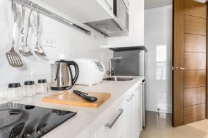 Cucina o angolo cottura di High Floor New Bldg 4B2bLDK Ximending, Stunning Views • 高層新樓 4房2衛 西門町 美景