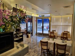 a restaurant with a table and chairs and flowers at Hotel Cristal in Poza Rica de Hidalgo