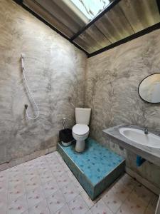 a bathroom with a toilet and a sink at Vijit Bungalow in Ko Phayam