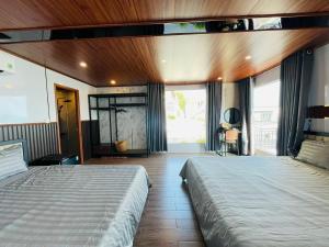 1 Schlafzimmer mit 2 Betten in einem Zimmer in der Unterkunft Meta Sea in Nam Du