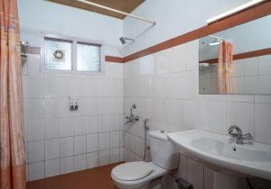 ein Badezimmer mit Toilette und Waschbecken in der Unterkunft Blue Bells Resort By Maat Hotels in Munnar