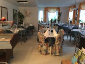 Blumenhotel tesisinde bir restoran veya yemek mekanı