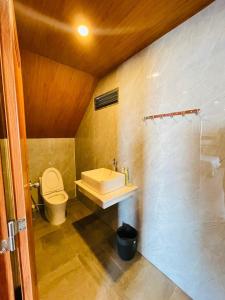 a bathroom with a toilet and a sink at Meta Sea in Nam Du