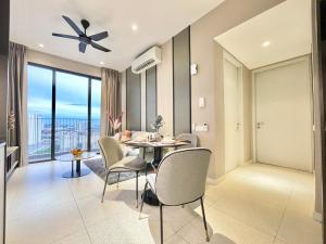 Χώρος καθιστικού στο Modern 2B2B apt near Mid Valley - Wifi - Infinity Pool - Gym