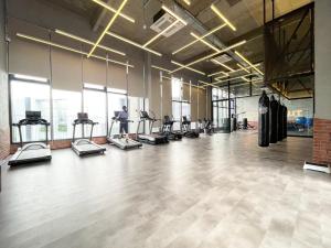 Γυμναστήριο ή/και όργανα γυμναστικής στο Modern 2B2B apt near Mid Valley - Wifi - Infinity Pool - Gym