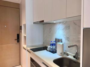 a kitchen with a sink and a counter top at Kaisen Xiyue Hotel Apartment - Shenzhen International Convention and Exhibition Center in Shenzhen