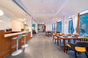 Phoenix Best River View B&B的休息区