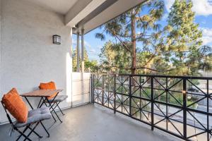 a balcony with a table and chairs and a view at Luxury 2BDR with Parking & Pool - Marina del Rey in Los Angeles