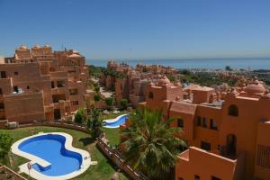 Piscina a Hola! apartments at Coto Real o a prop