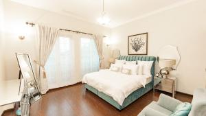 Postel nebo postele na pokoji v ubytování Luxurious 4BR Villa with pool in Jumeirah Islands by Tanami Holiday Homes