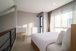Un dormitorio con una cama grande y una ventana en Anahata Home, en Tabanan