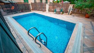 Bazén v ubytování Luxurious 4BR Villa with pool in Jumeirah Islands by Tanami Holiday Homes nebo v jeho okolí